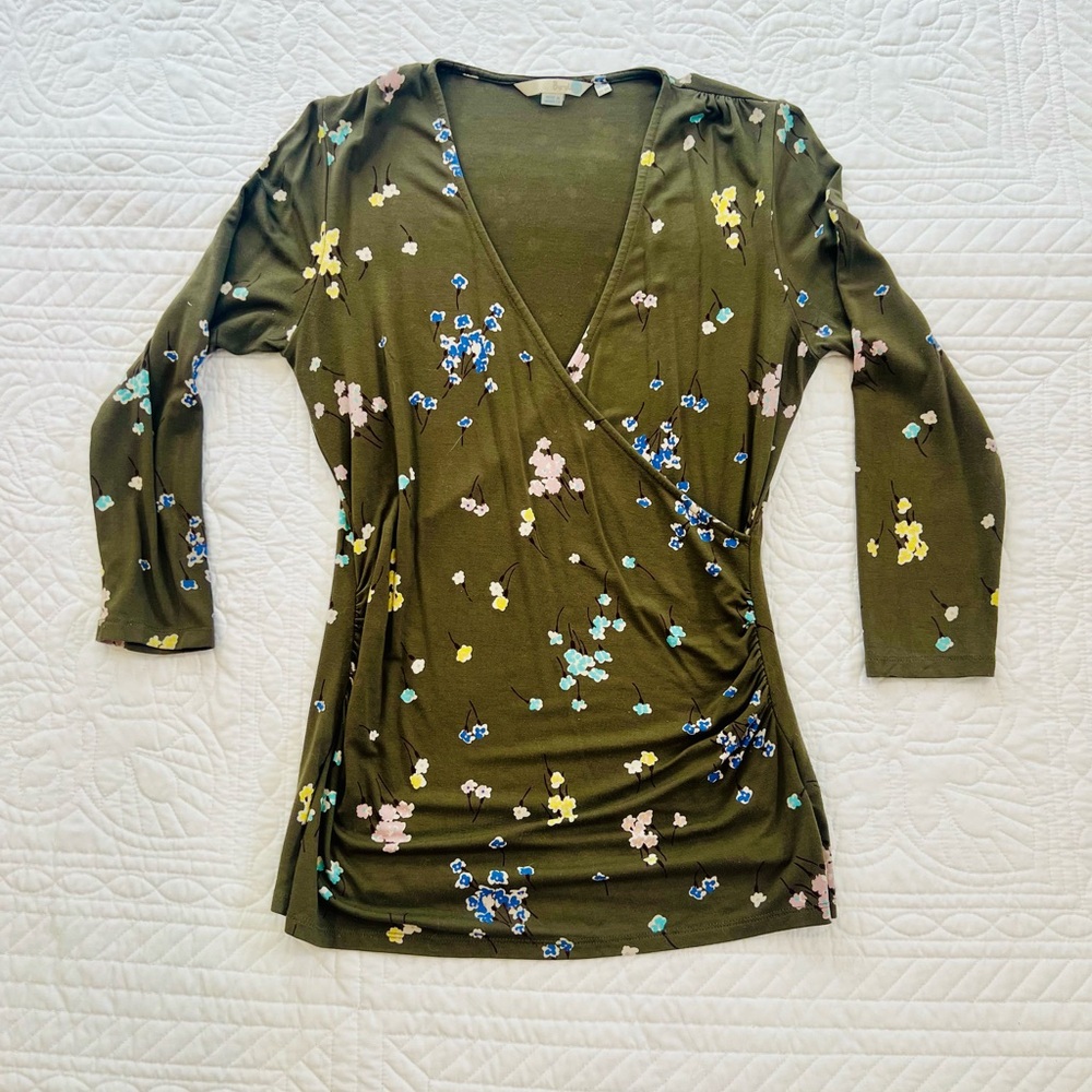 Boden Sz 8 Olive Green V-Neck Top with Floral Whimsical Pattern